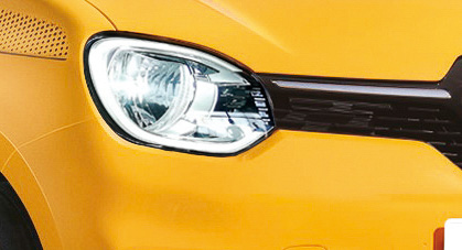 トゥインゴ ブリヤントではLEDヘッドライト、クローム仕上げのドアミラーカバーとリアエンブレム、キッキングプレート、ドットサイドストライプを装備