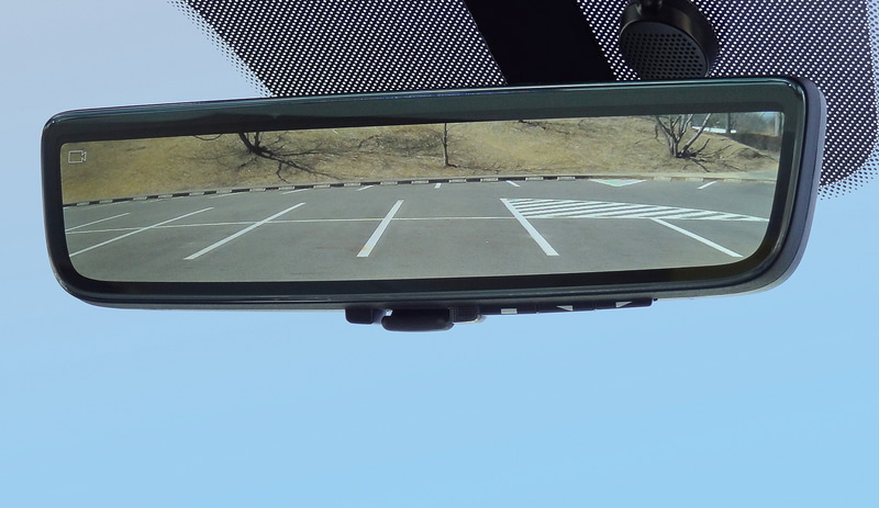車両後方の映像をフルHD画質で表示できる先進のフルディスプレイミラー