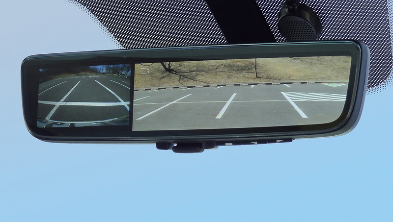 車両後方の映像をフルHD画質で表示できる先進のフルディスプレイミラー