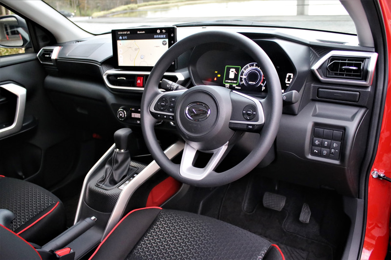 実車でもスケッチ案のとおりセンタークラスターが4.5度ほどドライバー側に向けられ、運転席にワクワクしてくるコクピット感がプラスされた