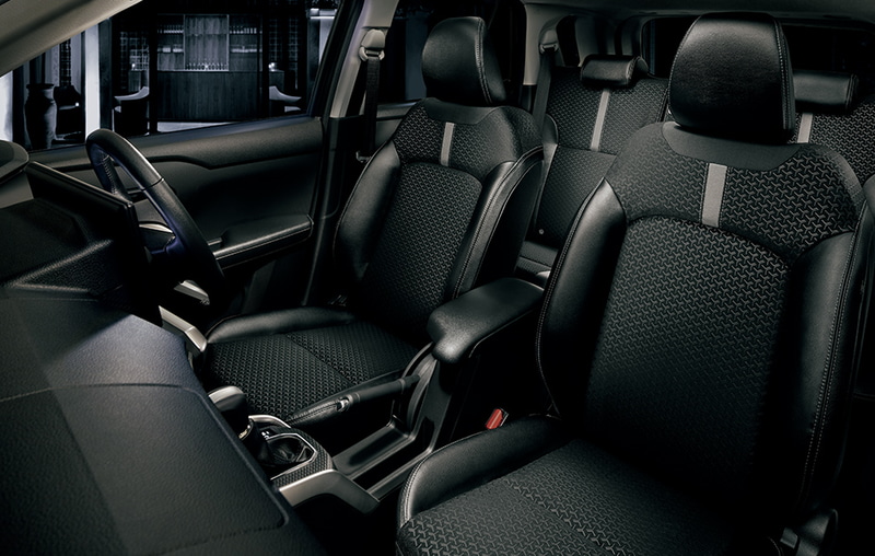 プレミアムグレードのシートは、フルファブリック×ソフトレザー調シート（フロント/リア 白ステッチ付）