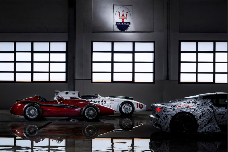 白いボディがマセラティ エルドラド、赤いボディがマセラティ 250F