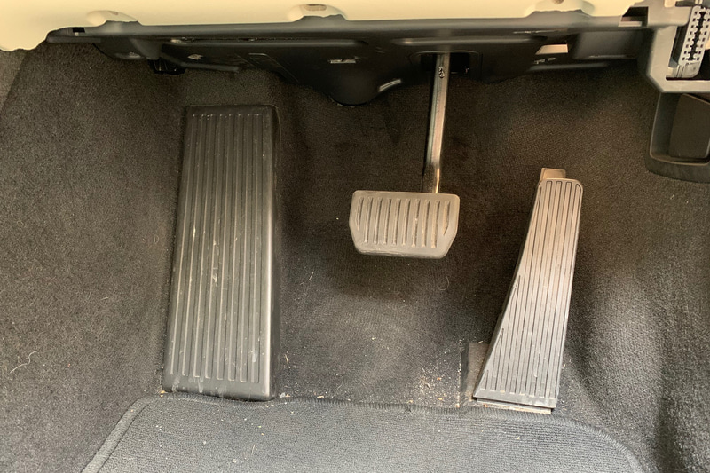 ボルボ「V60」のペダル類。欧州車は昔からオルガンタイプが多い