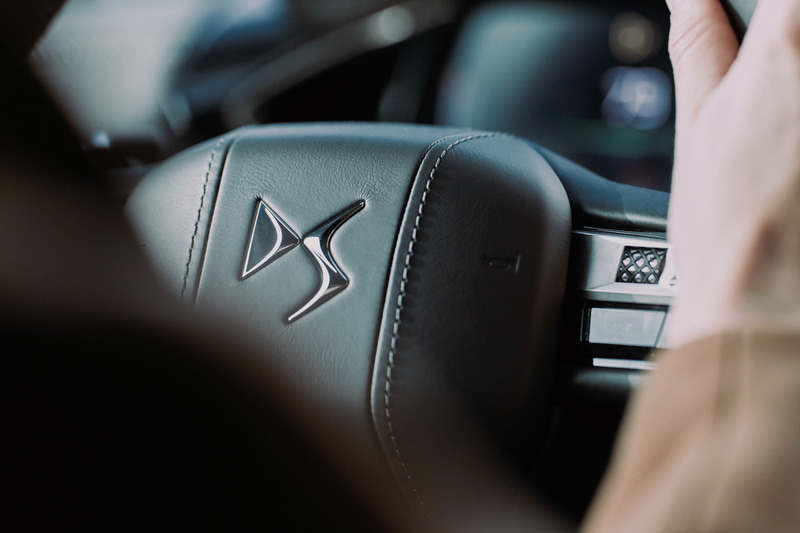 OPERAインスピレーションのステアリングセンターパッドレザー張り