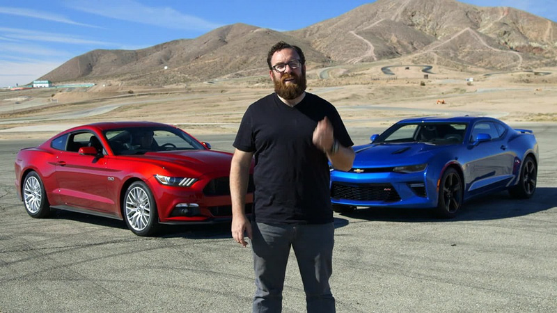 2人の自動車ジャーナリストがより速いマシンを選ぶ