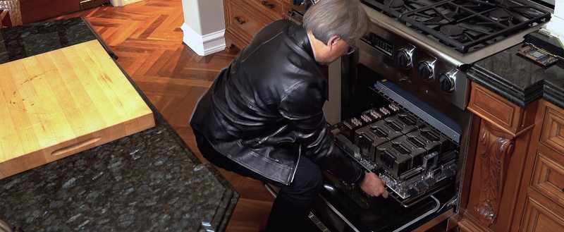 A100発表の前日公開されたビデオ。自宅のキッチンのオーブンから何やら取り出すフアンCEO