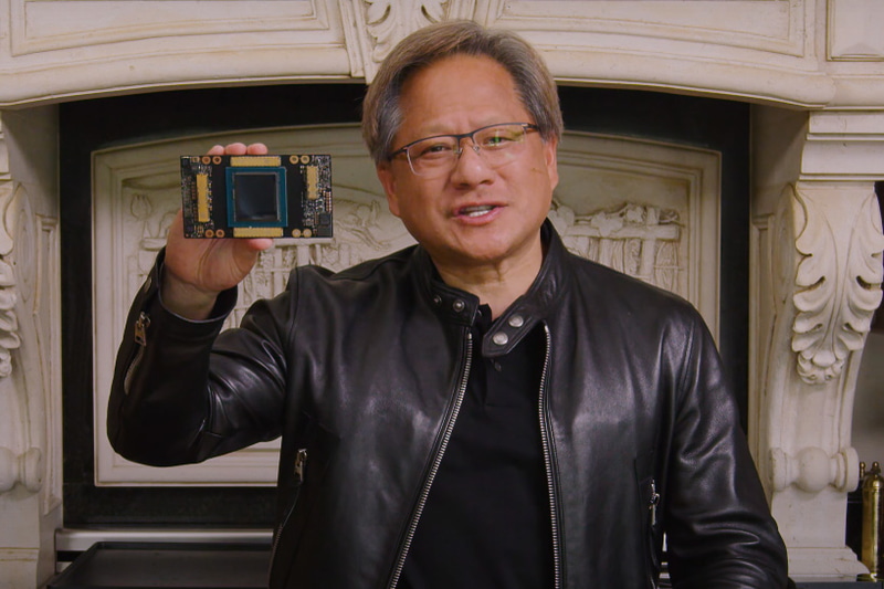 Ampereアーキテクチャを採用する新型GPU「NVIDIA A100」を手にする、NVIDIA ジェンスン・フアンCEO