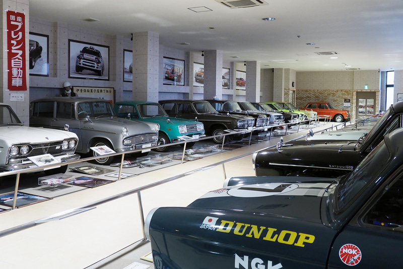 昭和を支えたファミリーカーのフロア。壁に飾られている精密なイラストはカーイラストレーター林部研一氏の作品