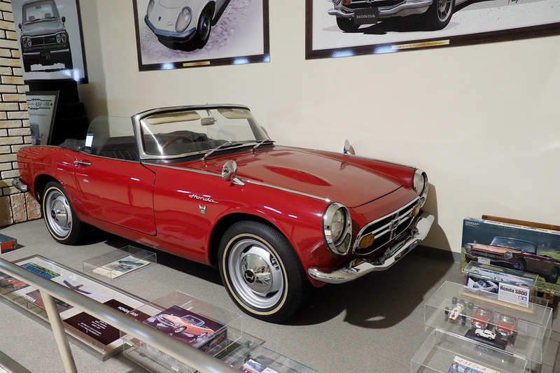 オープンカーの展示も豊富に展示。周りに置かれた資料やミニカー、プラモデルなどにも注目です