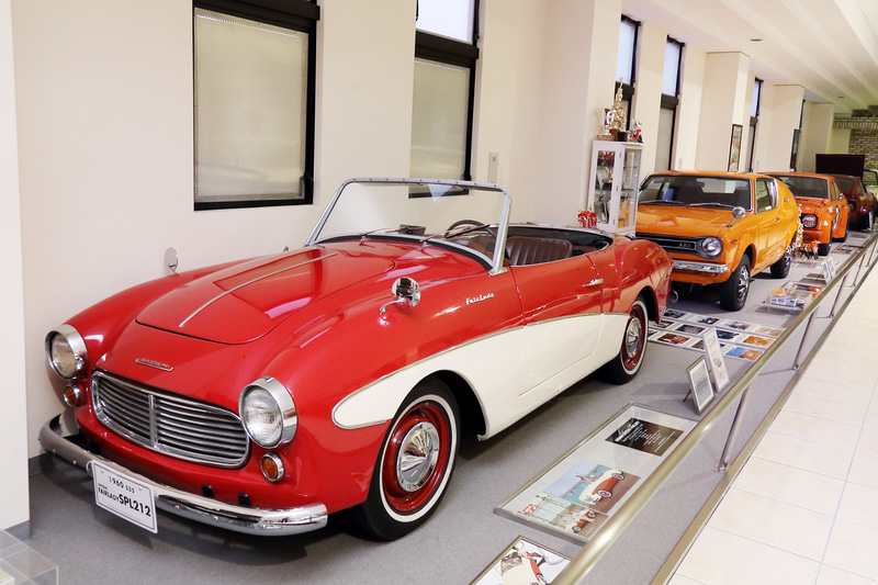 オープンカーの展示も豊富に展示。周りに置かれた資料やミニカー、プラモデルなどにも注目です