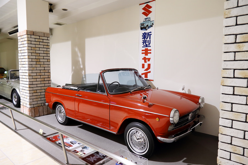 オープンカーの展示も豊富に展示。周りに置かれた資料やミニカー、プラモデルなどにも注目です