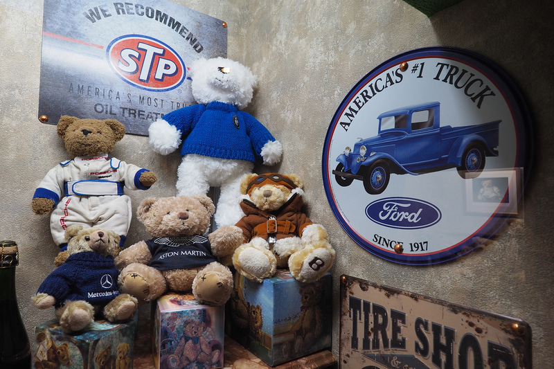 テディベアは100年以上前のアンティークベアを含む2000体ものコレクション。クルマにまつわる比較的新しめのテディベアも充実しています
