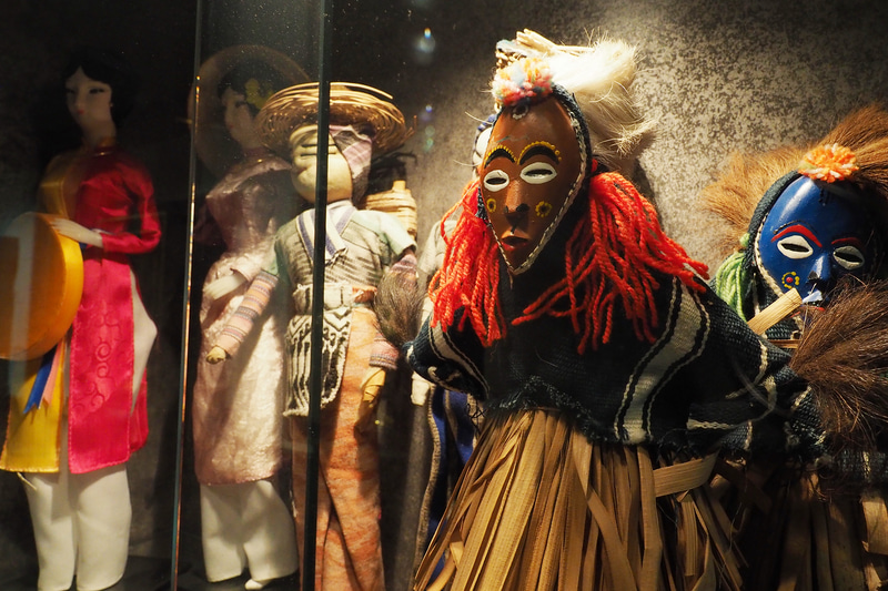 テディベア、世界中で集めた民族人形、江戸時代の日本人形など幅広いコレクション