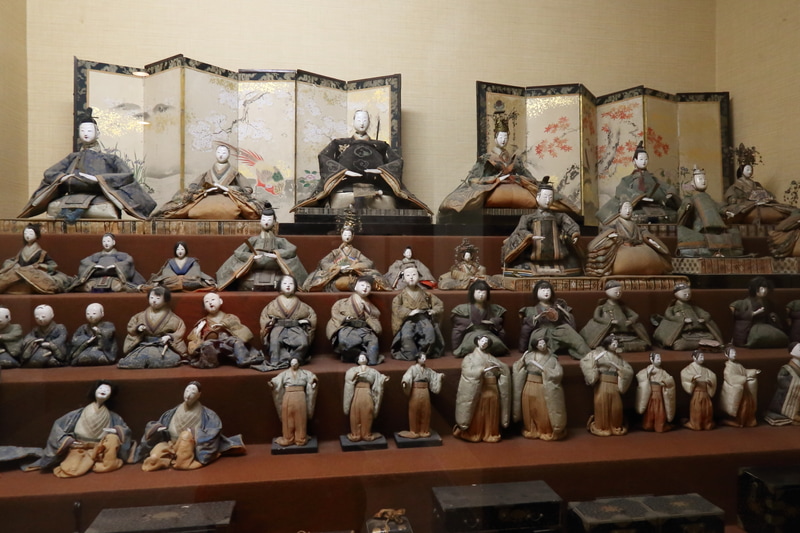 テディベア、世界中で集めた民族人形、江戸時代の日本人形など幅広いコレクション