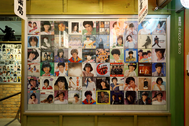 1970年～1980年代のレコードジャケットなどアイドル関連グッズも充実