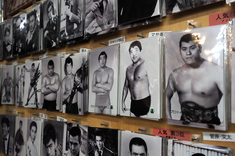 マルベル堂のプロマイド、懐かしい昭和グッズなどミュージアムショップも充実しています。館内にはワインやビールを楽しめるイタリアンカフェ「キャバリーノ」がある