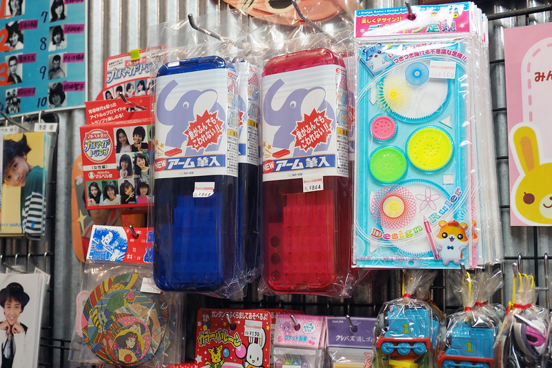 マルベル堂のプロマイド、懐かしい昭和グッズなどミュージアムショップも充実しています。館内にはワインやビールを楽しめるイタリアンカフェ「キャバリーノ」がある