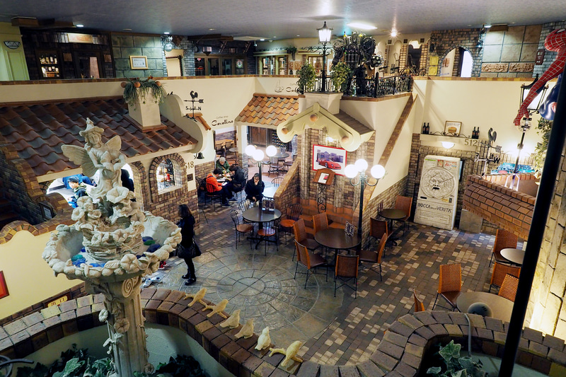 マルベル堂のプロマイド、懐かしい昭和グッズなどミュージアムショップも充実しています。館内にはワインやビールを楽しめるイタリアンカフェ「キャバリーノ」がある