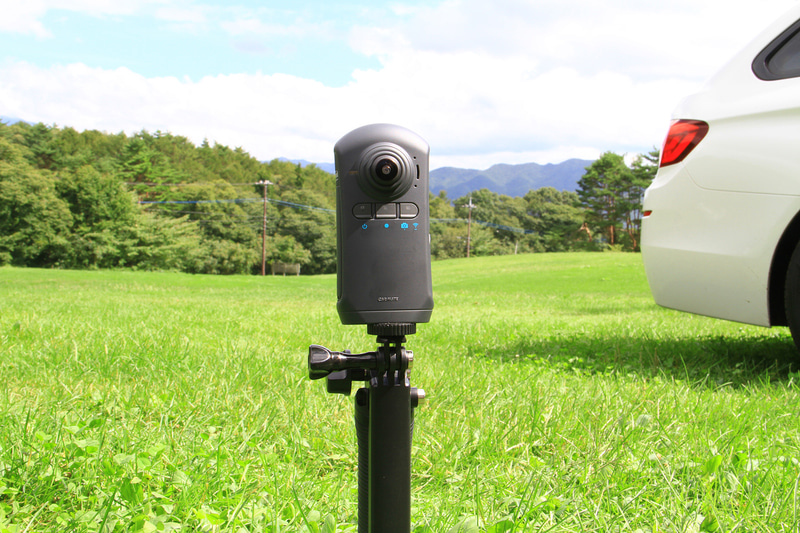 アクションモードでは全天球カメラとして撮影ができ、無料の専用VRアプリとオプションのVRビューワー（DC6）などを使えばVR動画を楽しむこともできる