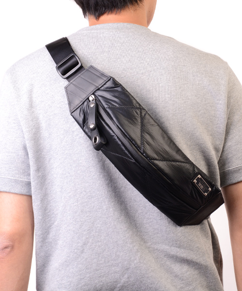 パラシュート素材と廃タイヤを採用して作られている「ボディバッグ AIR MODEL」