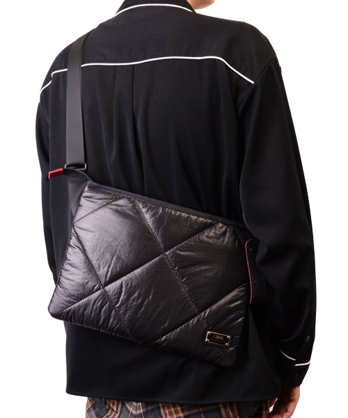 <a href="https://www.seal-store.net/shop/shopdetail.html?brandcode=000000000367" class="n" target="_blank">サコッシュバッグ（Lサイズ）</a>　1万1000円（税別）