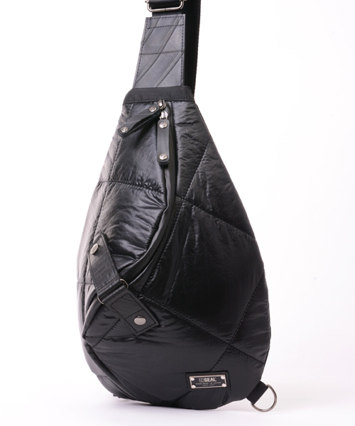 <a href="https://www.seal-store.net/shop/shopdetail.html?brandcode=000000000370" class="n" target="_blank">ワンショルダーバッグスペシャル</a>　1万5000円（税別）