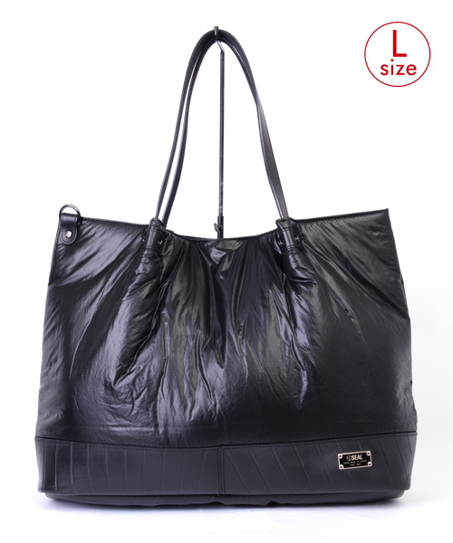 <a href="https://www.seal-store.net/shop/shopdetail.html?brandcode=000000000311" class="n" target="_blank">プレーントートバッグ（Lサイズ）</a>　1万7000円（税別）