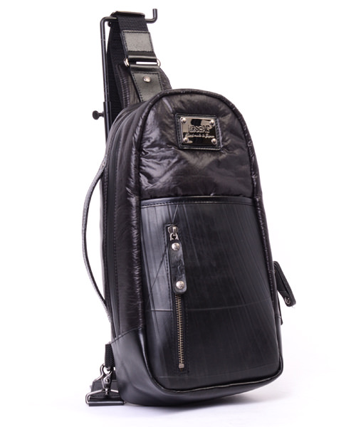 <a href="https://www.seal-store.net/shop/shopdetail.html?brandcode=000000000226" class="n" target="_blank">ボディバッグ</a>　1万8030円（税別）