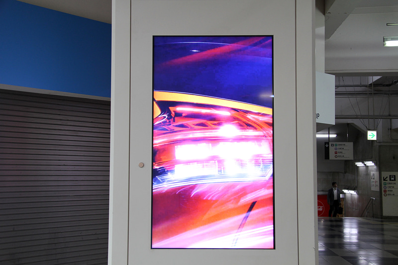 東急百貨店東横店の2階連絡通路に密集して設置されるデジタルサイネージにも、キックスe-POWERを使った広告が