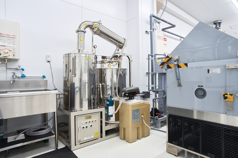 施設内のマテリアルラボには最高水準の測定精度を可能にする最先端の機材が揃っており、安全にエタノール、グリセリンと精製水を結合させ消毒液を生産することが可能