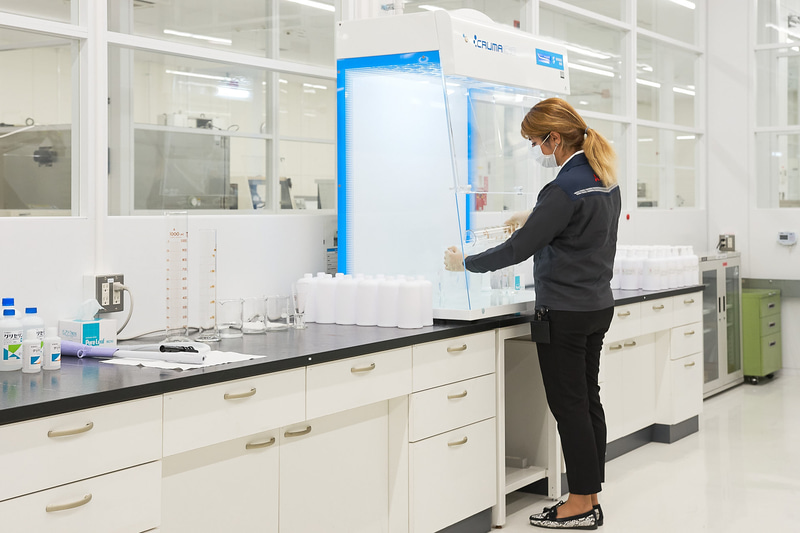 施設内のマテリアルラボには最高水準の測定精度を可能にする最先端の機材が揃っており、安全にエタノール、グリセリンと精製水を結合させ消毒液を生産することが可能