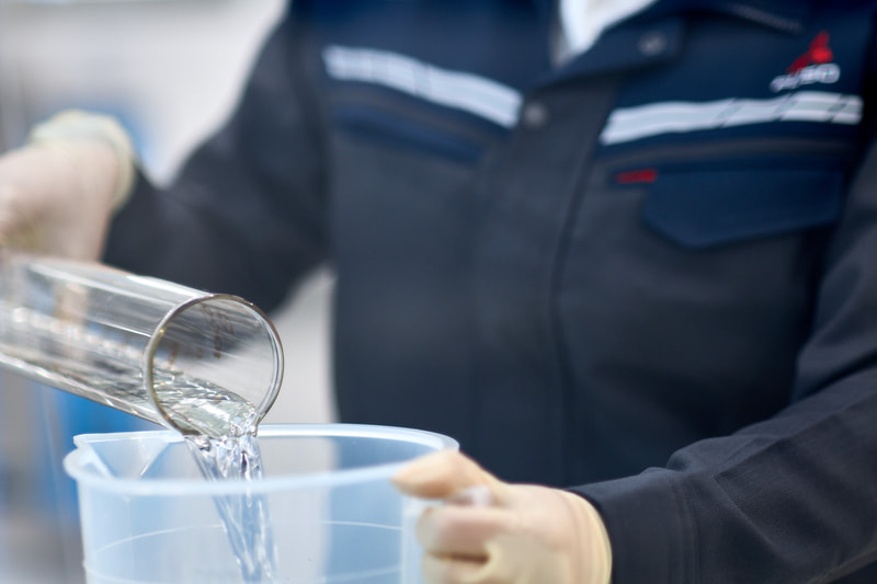 施設内のマテリアルラボには最高水準の測定精度を可能にする最先端の機材が揃っており、安全にエタノール、グリセリンと精製水を結合させ消毒液を生産することが可能