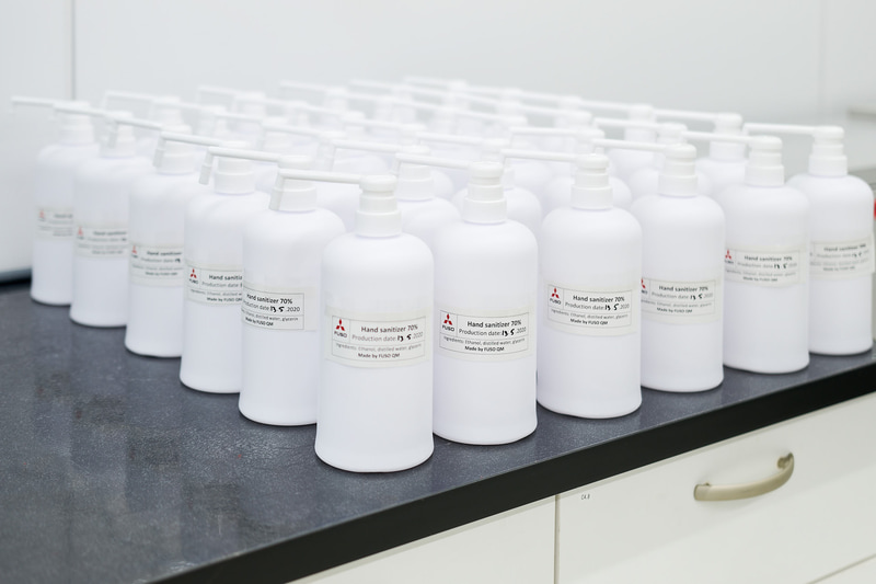 施設内のマテリアルラボには最高水準の測定精度を可能にする最先端の機材が揃っており、安全にエタノール、グリセリンと精製水を結合させ消毒液を生産することが可能