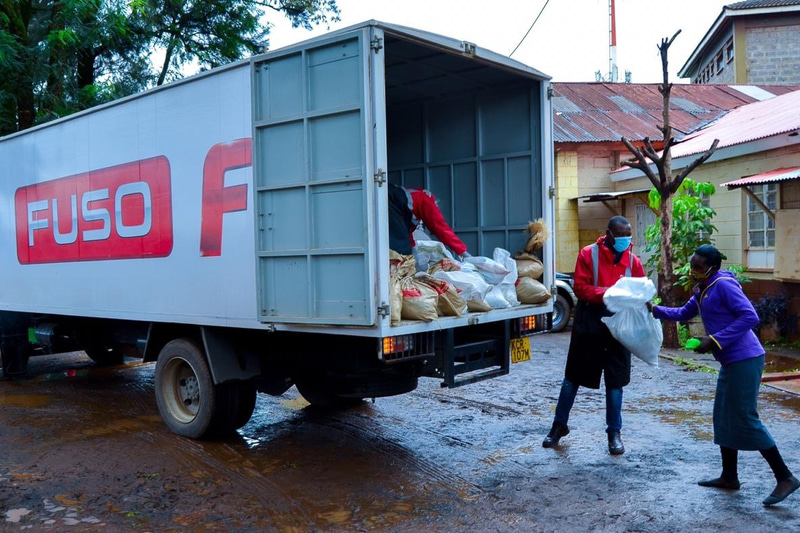 ケニアでは200家族に食料やせっけんを配布。台湾では養護施設に再利用可能なマスクカバーを寄付している