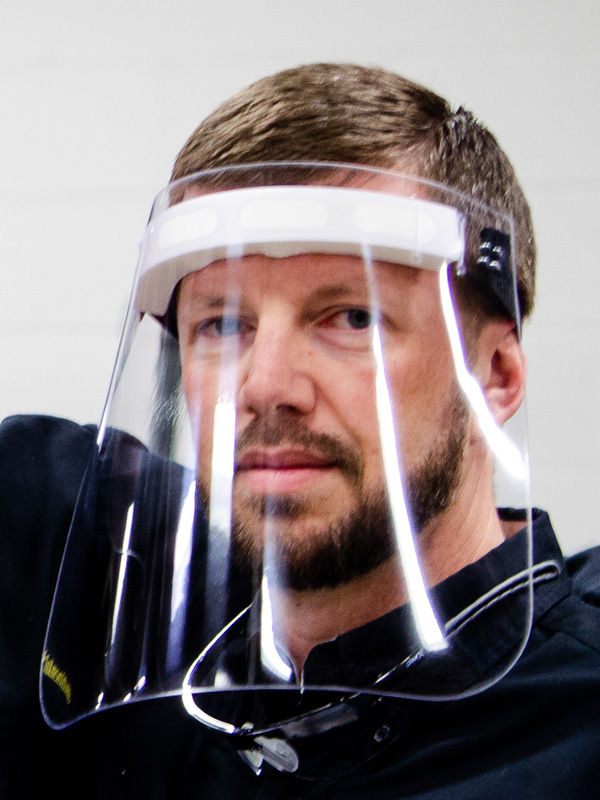 工場で生産されているフェイスシールド