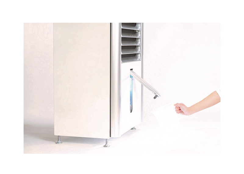 本体下部から微酸性電解水を取り出せる仕様