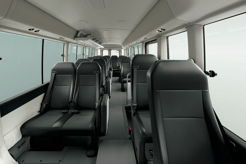 スエード調で上質素材のブランノーブと合成皮革を組み合わせたブラックのシート表皮を背もたれと座面に採用。フロア通路と足下にカーペットを敷き詰めて上質な内装とした