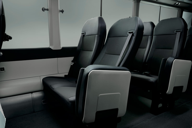 スエード調で上質素材のブランノーブと合成皮革を組み合わせたブラックのシート表皮を背もたれと座面に採用。フロア通路と足下にカーペットを敷き詰めて上質な内装とした