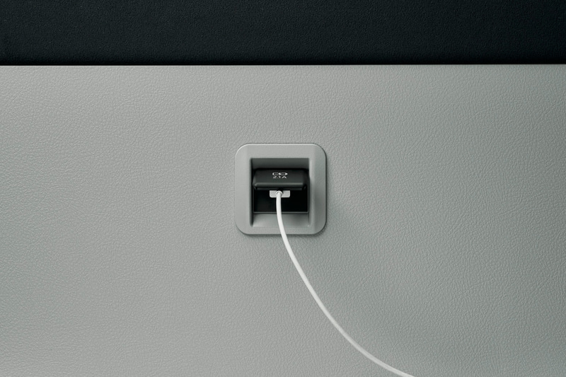 パソコンや携帯電話の充電用USB端子を右窓側座席3か所に設定