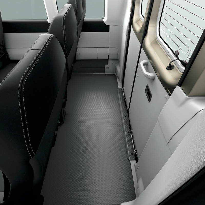 車両後方にラゲージスペースと観音扉式バックドアを設置し、ゴルフバッグやスーツケースなどを後方から効率よく出し入れ可能