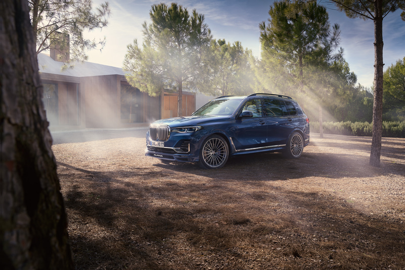 V型8気筒4.4リッタービ・ターボ・エンジンを搭載し、最高出力457kW（621PS）/5500-6500rpm、最大トルク800Nm（81.6kgfm）/2000-5000rpmを発生。出力はベースモデルの「X7 xDrive50i」から67kW（91PS）、50Nm（5.1kgfm）増というスペック。使用燃料は無鉛プレミアムガソリンで、燃料タンク容量は83L