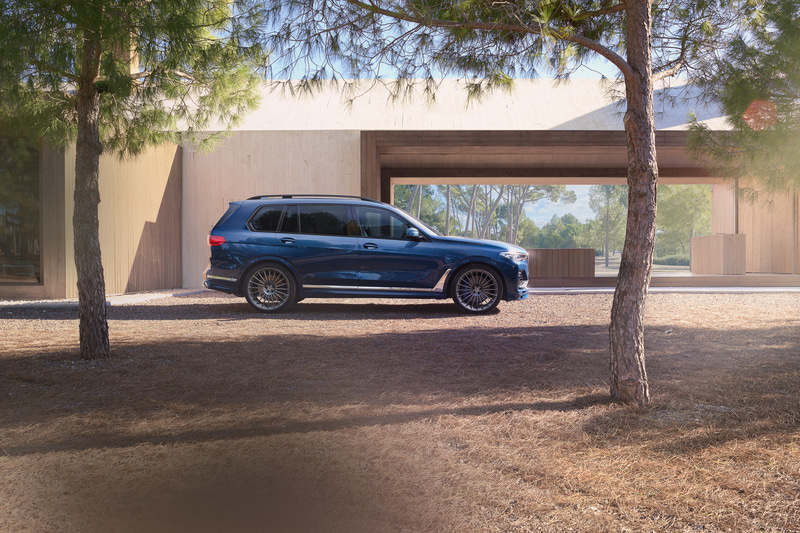 V型8気筒4.4リッタービ・ターボ・エンジンを搭載し、最高出力457kW（621PS）/5500-6500rpm、最大トルク800Nm（81.6kgfm）/2000-5000rpmを発生。出力はベースモデルの「X7 xDrive50i」から67kW（91PS）、50Nm（5.1kgfm）増というスペック。使用燃料は無鉛プレミアムガソリンで、燃料タンク容量は83L