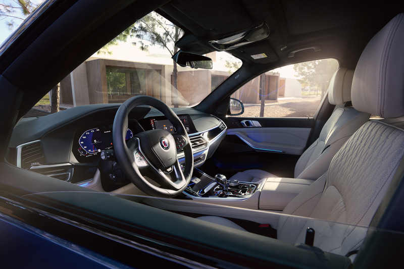 インテリアでは3列シートが標準装備で、2列目は3人掛けシートまたはアームレスト付きのシングルシート2つのいずれかから選択できる