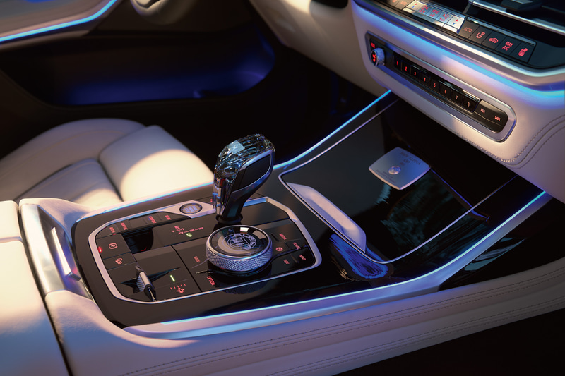 インテリアでは3列シートが標準装備で、2列目は3人掛けシートまたはアームレスト付きのシングルシート2つのいずれかから選択できる