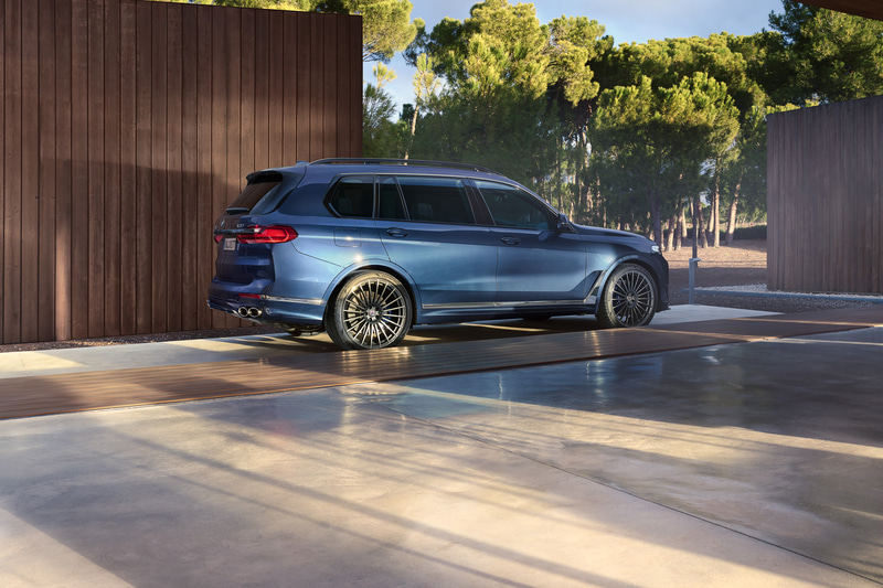 走行状況やモード選択に応じて40mmの車高調整が可能な新型XB7。足下は21インチのアルピナダイナミックホイールに285/45R21サイズのランフラットタイヤを標準装備