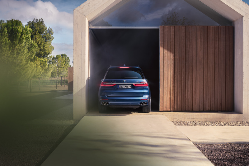 走行状況やモード選択に応じて40mmの車高調整が可能な新型XB7。足下は21インチのアルピナダイナミックホイールに285/45R21サイズのランフラットタイヤを標準装備