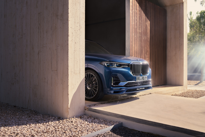 走行状況やモード選択に応じて40mmの車高調整が可能な新型XB7。足下は21インチのアルピナダイナミックホイールに285/45R21サイズのランフラットタイヤを標準装備