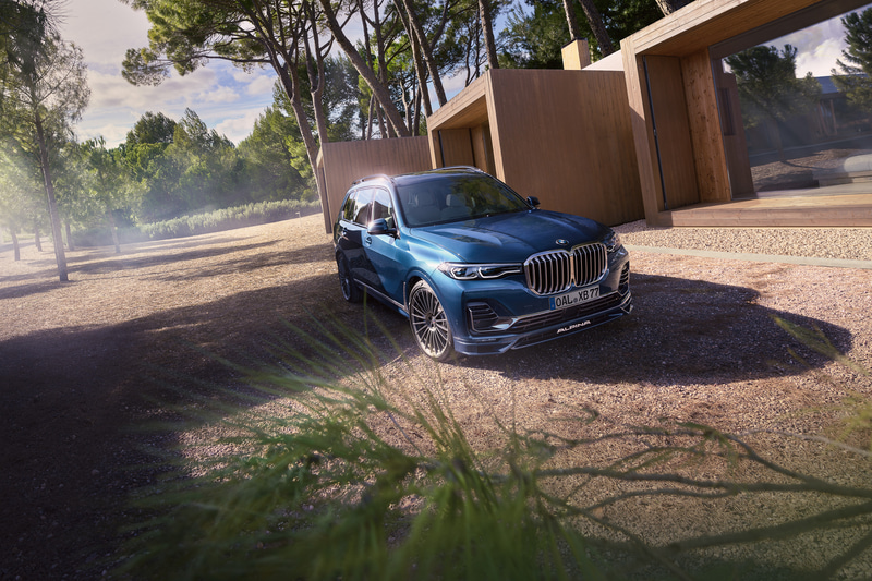 走行状況やモード選択に応じて40mmの車高調整が可能な新型XB7。足下は21インチのアルピナダイナミックホイールに285/45R21サイズのランフラットタイヤを標準装備