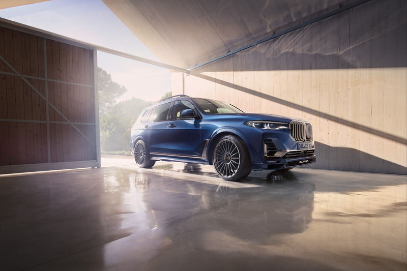 走行状況やモード選択に応じて40mmの車高調整が可能な新型XB7。足下は21インチのアルピナダイナミックホイールに285/45R21サイズのランフラットタイヤを標準装備