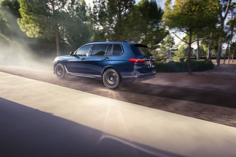 走行状況やモード選択に応じて40mmの車高調整が可能な新型XB7。足下は21インチのアルピナダイナミックホイールに285/45R21サイズのランフラットタイヤを標準装備